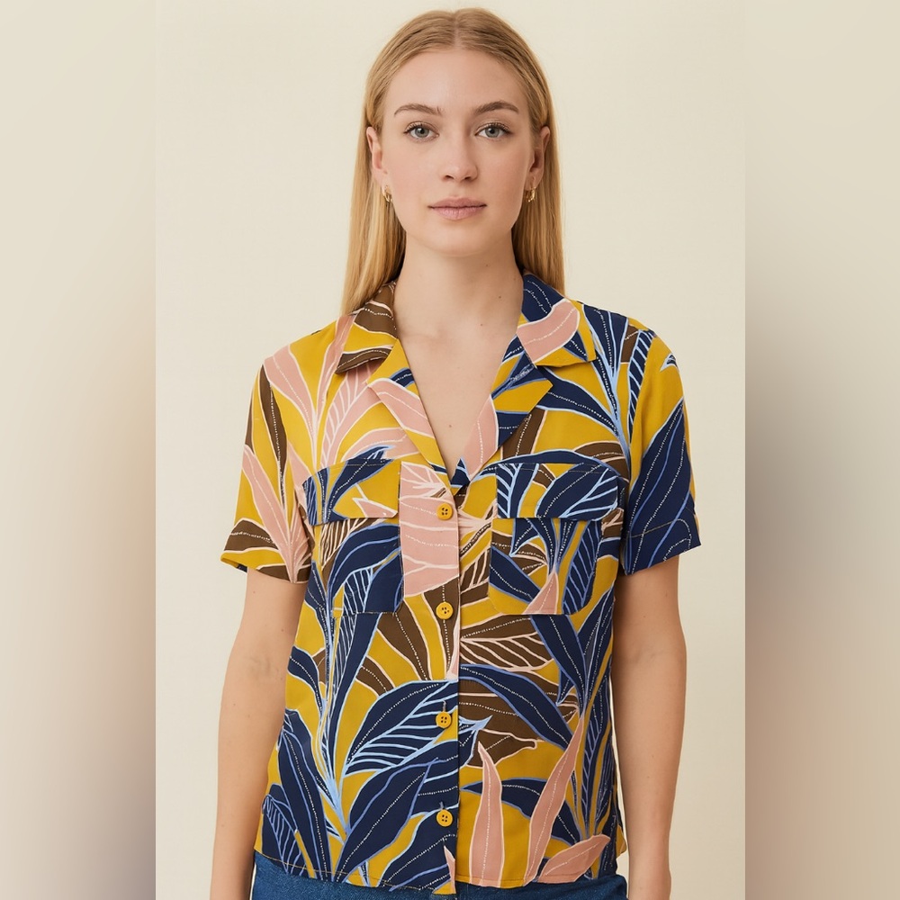 NWT DR2 size sma short sleeve button-down silky with two pockets